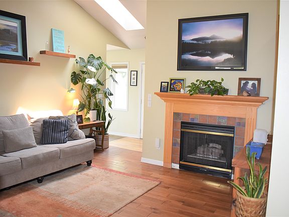 3rd image of 119 Meadowlark Ct