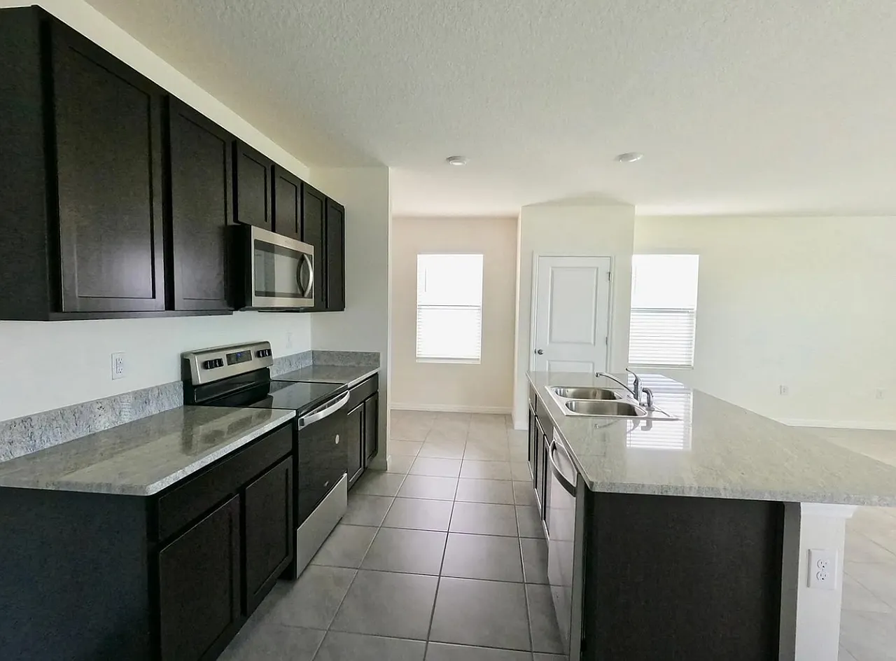4 bed, 2.5 bath, 2260 sqft, $2,580 — Photo 3