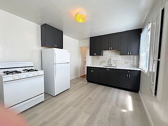 3rd image of 3221 Buchanan St #10