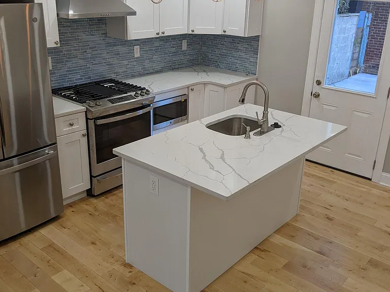 922 Catharine St — Photo 35