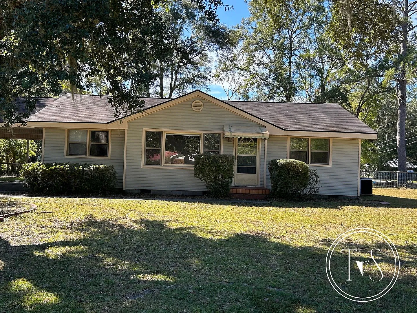Charming 3-bedroom/2-bathroom home in an established neighborhood! — Photo 2