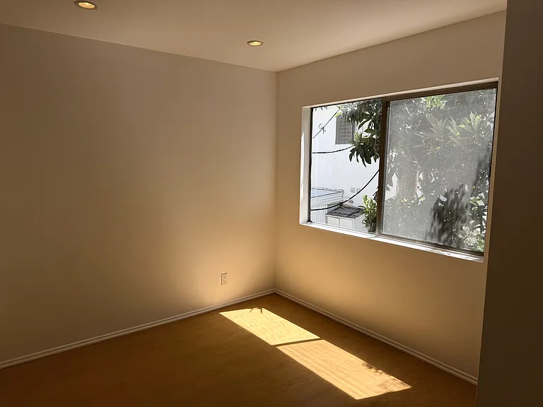 546 N Flores Street — Photo 15