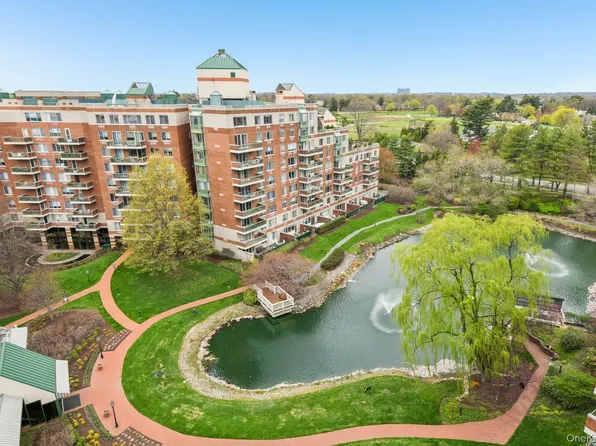100 Hilton Avenue #901, Garden City, NY 11530