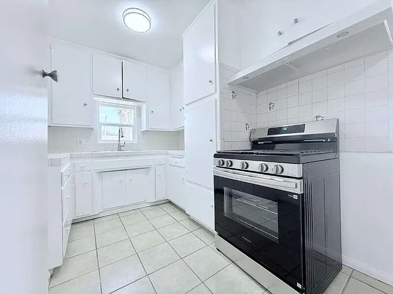 1915 S Longwood Ave #5 — Photo 6