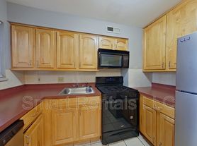 6917 Colonial Woods Dr