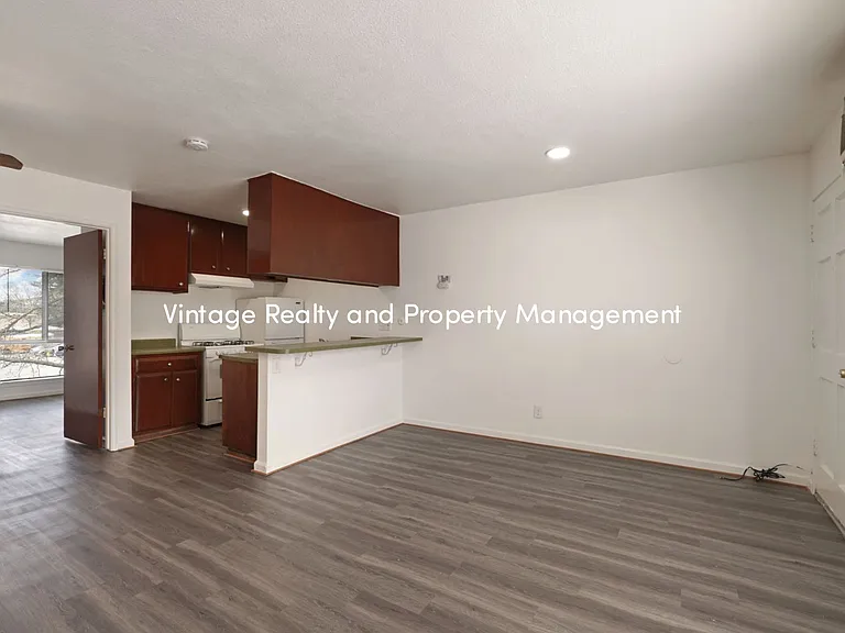 110 E Grove St — Photo 11