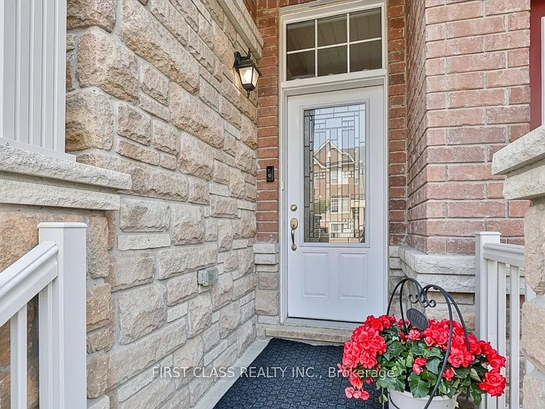 319 Delray Dr — Photo 2