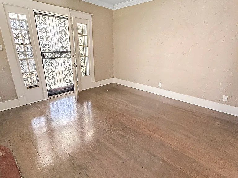 1826 Waverly Ave — Photo 5