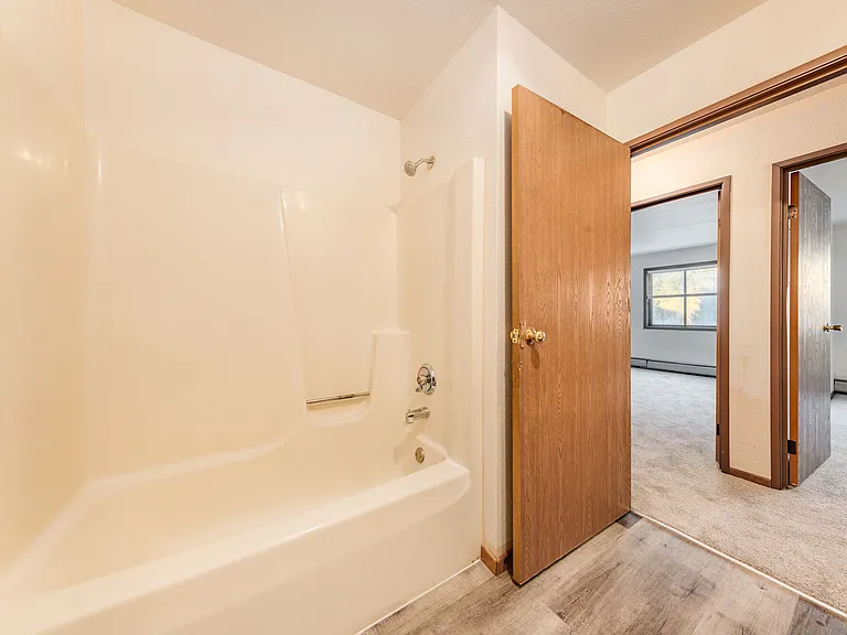 Parkway West Apartment Homes — Photo 25