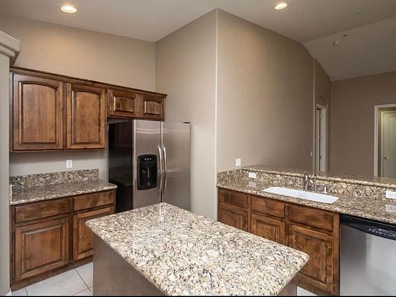 3rd image of 1045 Montrose Dr