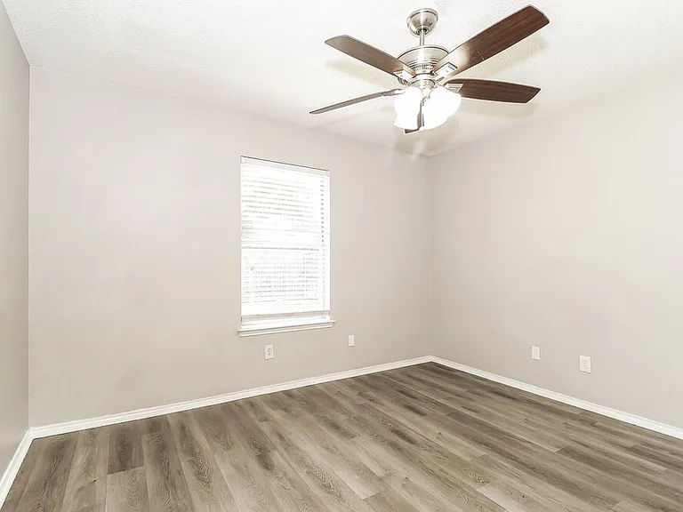 900 Vicksburg Ln — Photo 13