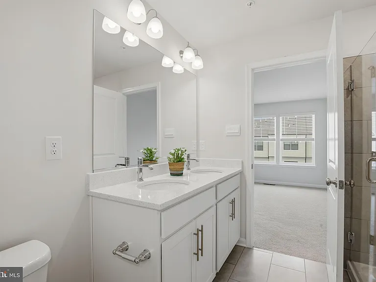818 Bond St — Photo 16