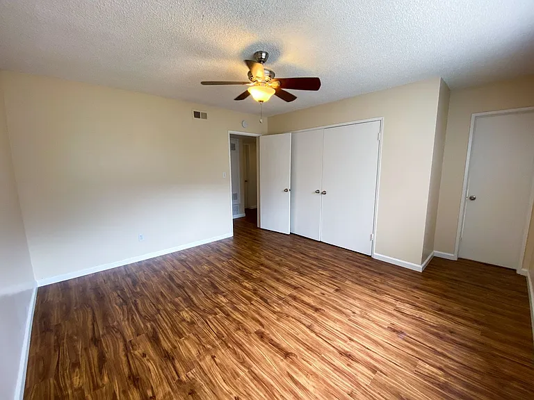 Sleepy Hollow Apartments — Photo 32
