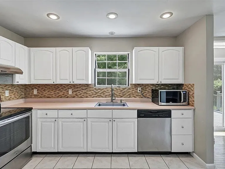 54 Capital Dr — Photo 9