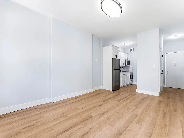 401 E 63rd St #14 — Photo 4