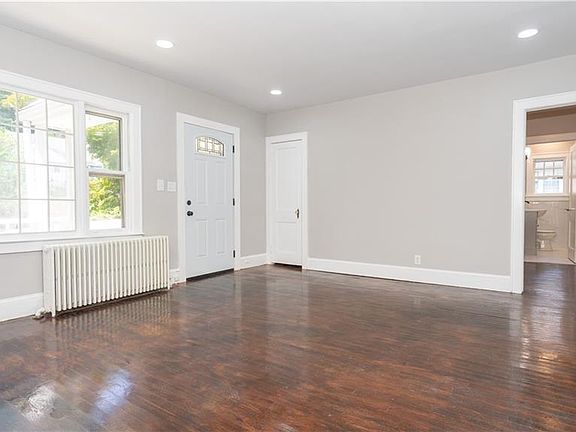 5th image of 44 Wintergreen Ave