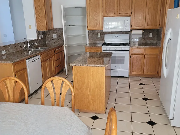 2131 Park Warren Ct — Photo 2