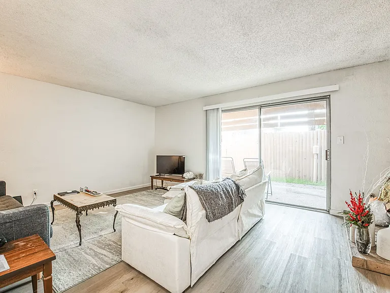 6035 N College Ave #B — Photo 21