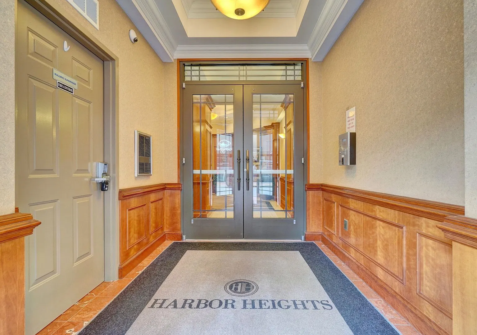 Super-Cool Lower Penthouse Condo Available 12-07-26!! Secured Entry, Garage Parking, Pet-Friendly! — Photo 4