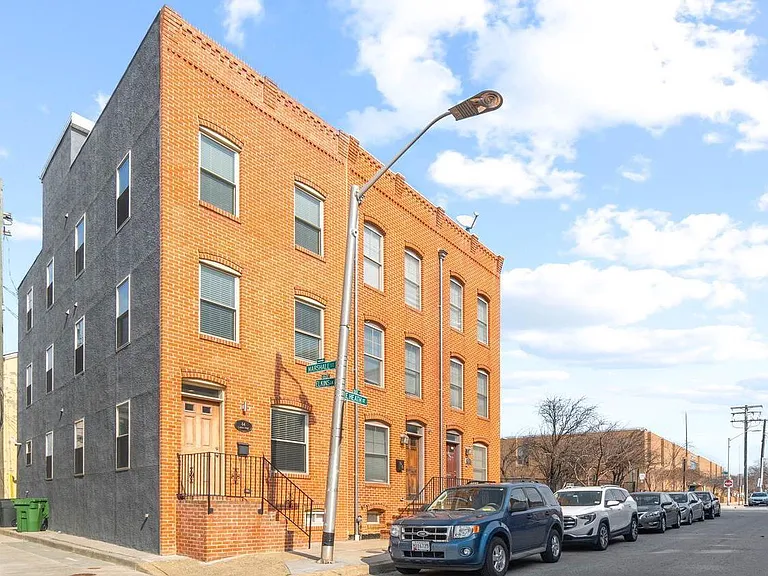 64 E Heath St — Photo 2