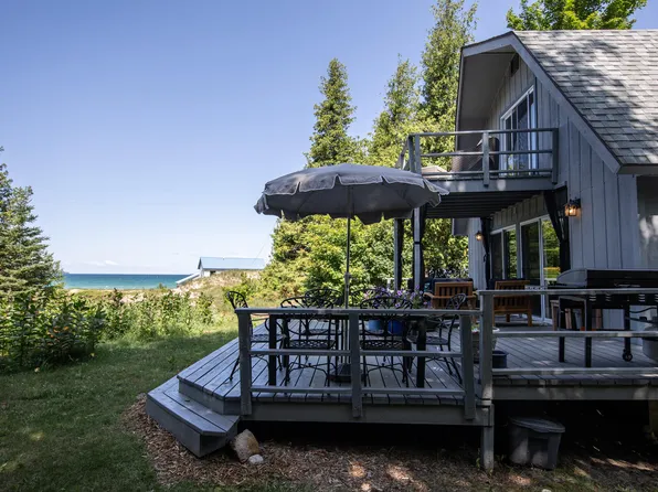 28095 Driftwood Ct, Beaver Island, MI 49782