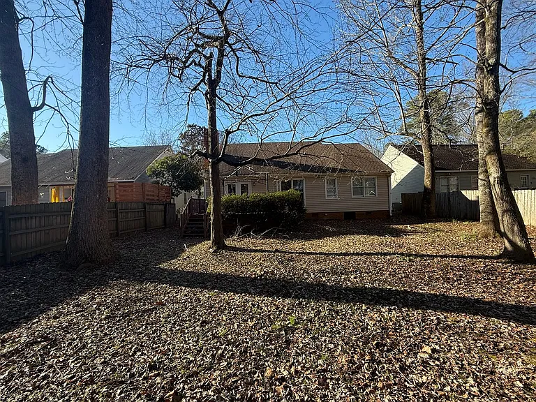 113 Suffolk Dr — Photo 15