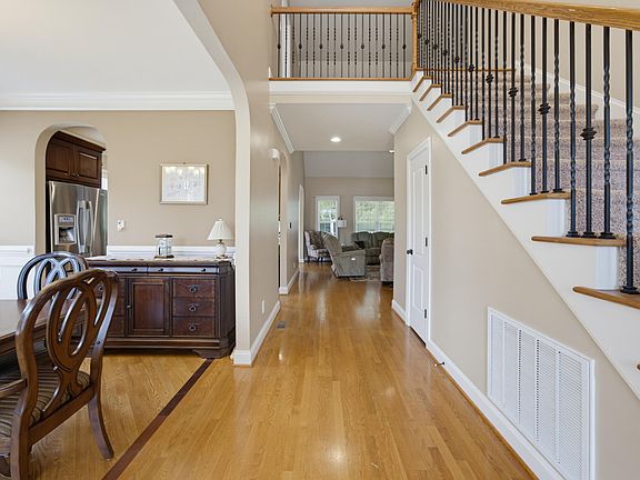 5th image of 84 Elmhurst Ln