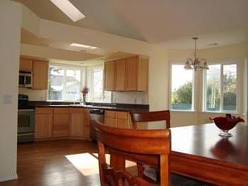 4th image of 525 Amador St
