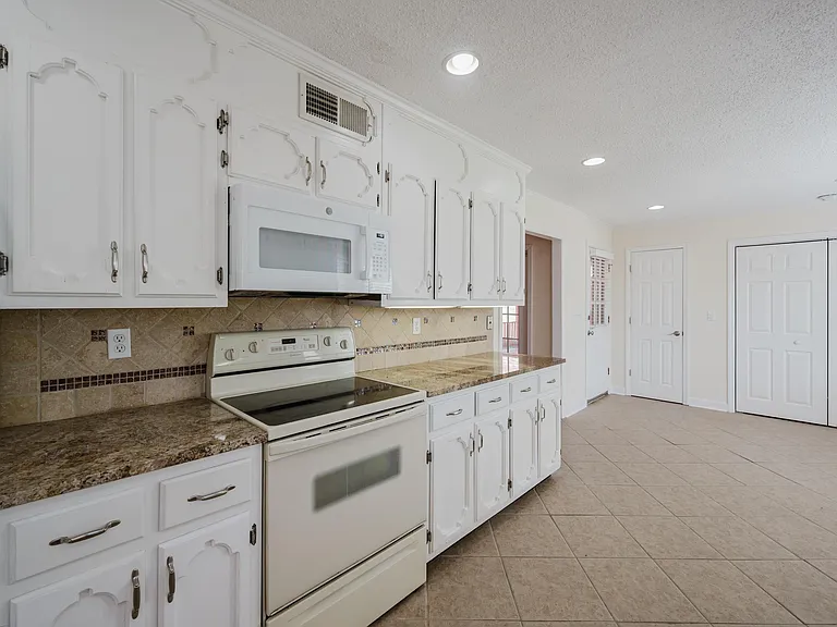1828 Jacobs Ln — Photo 15