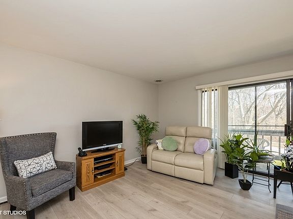 4th image of 260 E Court Of Shorewood APT 4