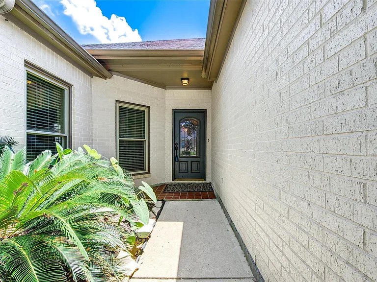 1811 Emerald Green Dr — Photo 5