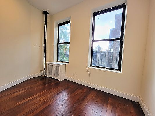 1st image of 256 E 10th St #5X