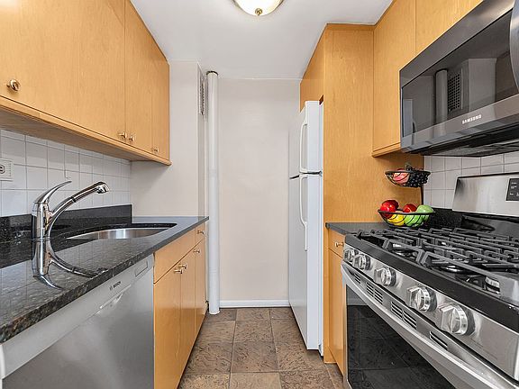 4th image of 220 E 54th St APT 10D