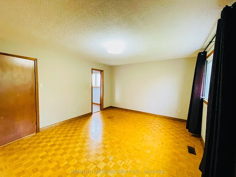 121 Harmonia Cres — Photo 8