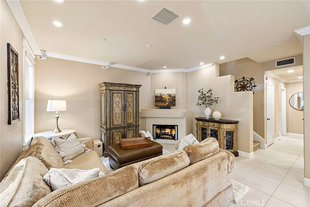 3 bed, 2.5 bath, 1450 sqft, $4,800 — Photo 2