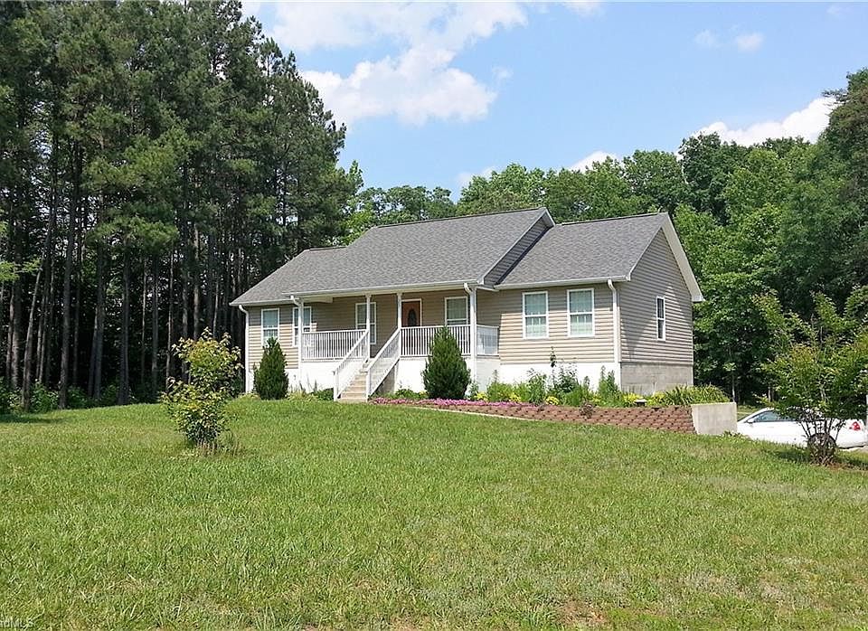 1st image of 207 E Oval Dr