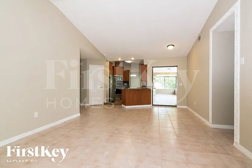 4 bed, 2.0 bath, 1945 sqft, $2,275 — Photo 4