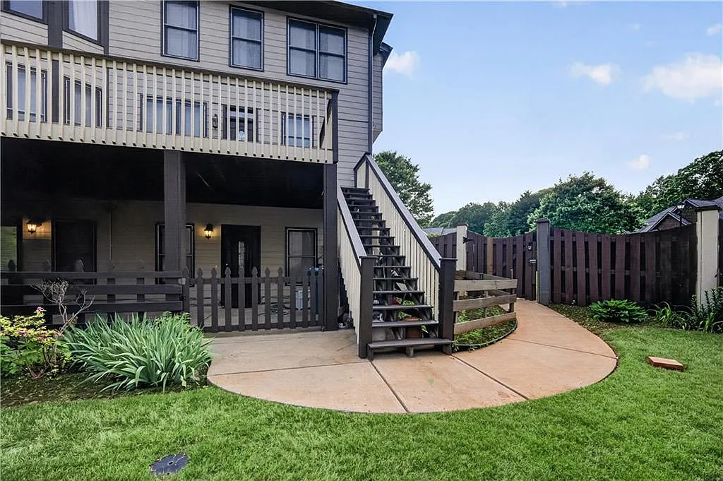 2 bed, 1.0 bath, 1532 sqft, $1,800 — Photo 2