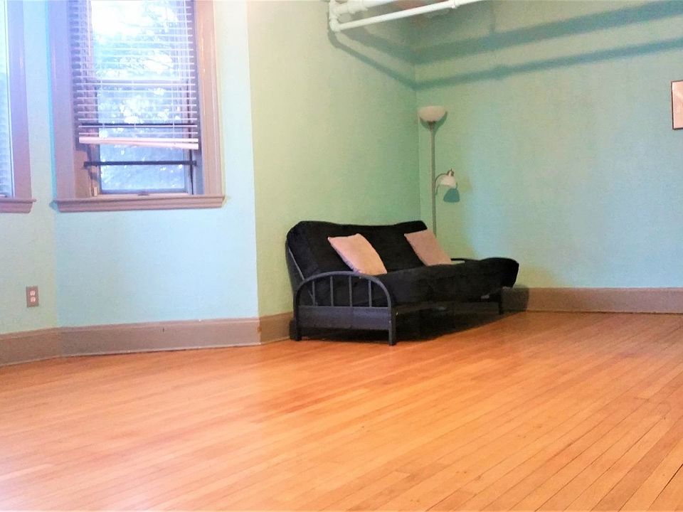 2nd image of 129 Chiswick Rd APT 02