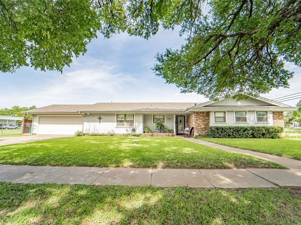 831 Plum St, Graham, TX 76450