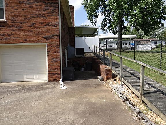 4th image of 305 Justice Dr