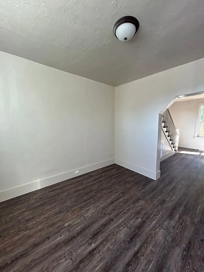 433 W Iron — Photo 3