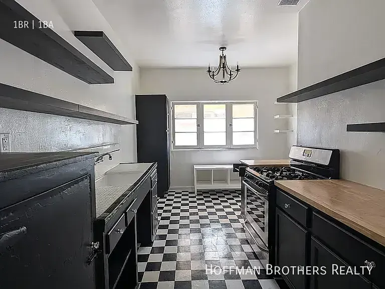 1177 N Ardmore Ave #1 — Photo 2