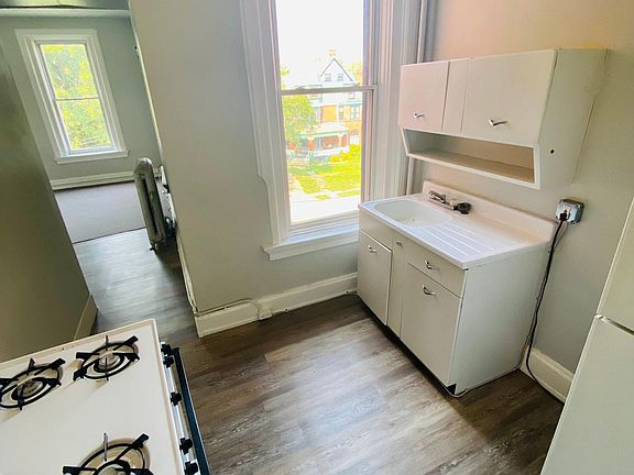 5th image of 2130 Saint James Ave #3
