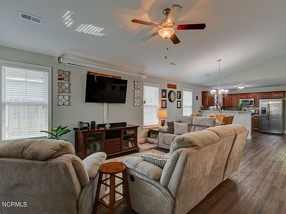4th image of 2821 Country Club Dr