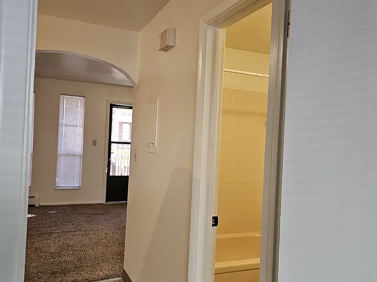 Chateau Villa Apartments — Photo 20