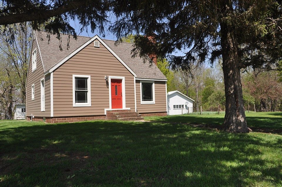 Beautiful 3 Bedroom Acreage that has been updated...4.46 Acres