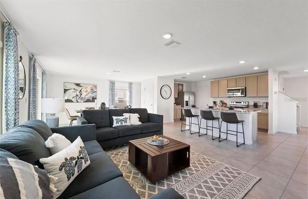 4 bed, 2.5 bath, 2260 sqft, $2,450 — Photo 4