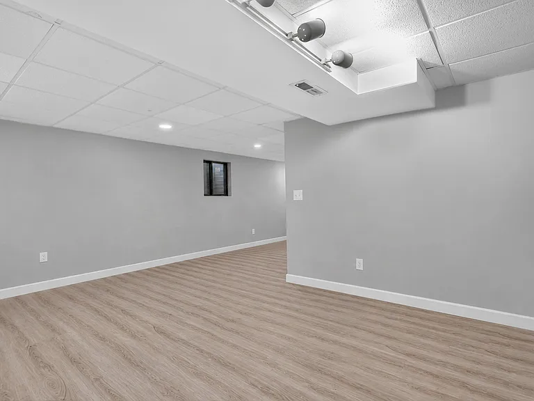 9166 Windy Creek Dr — Photo 31