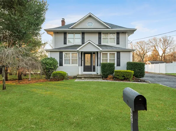 32 Greenport Avenue, Medford, NY 11763